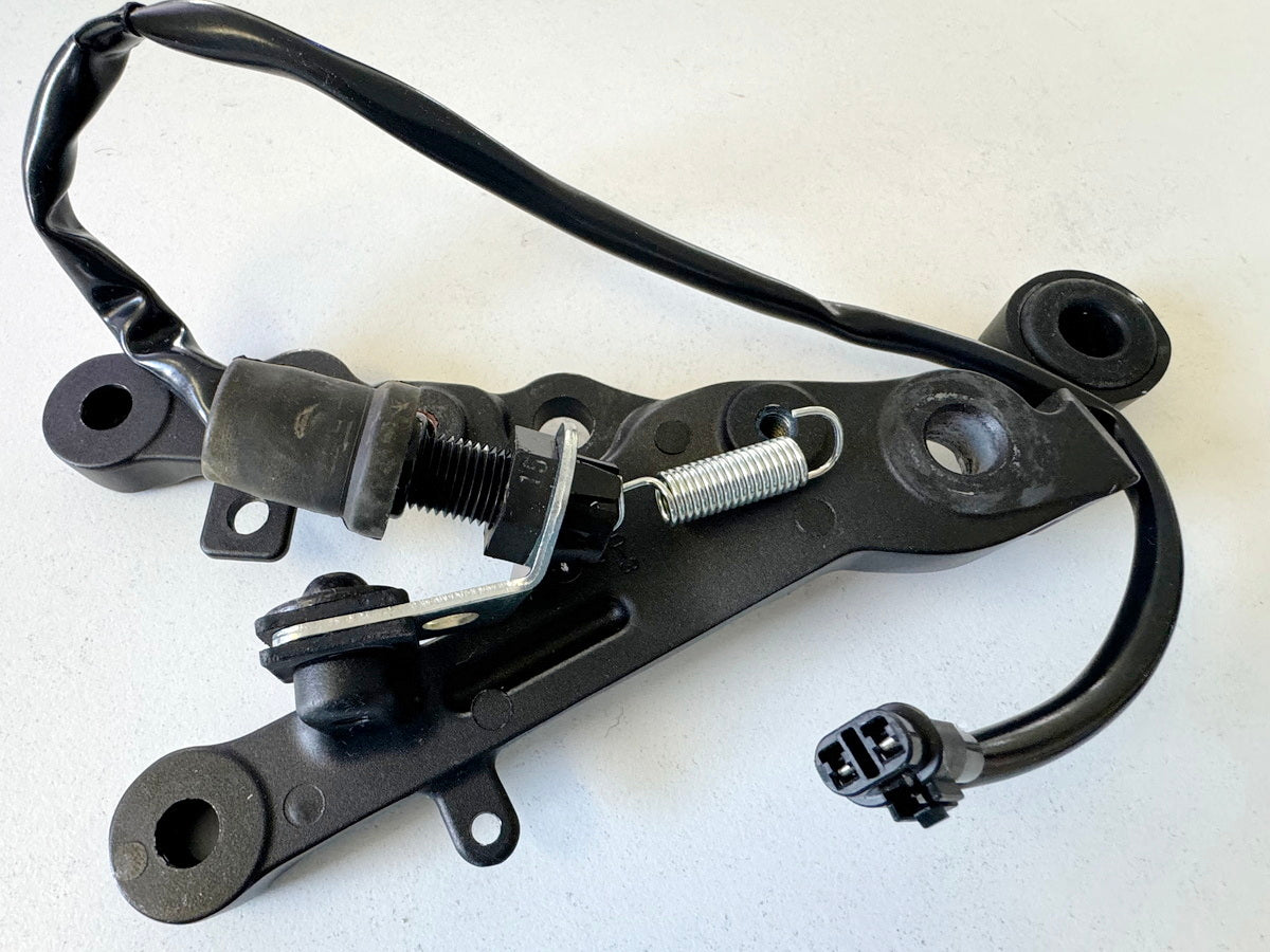 YAMAHA YZF R6 RJ11 RJ15 Footpeg Bracket Rider Right Holder Footrest 2C02744300