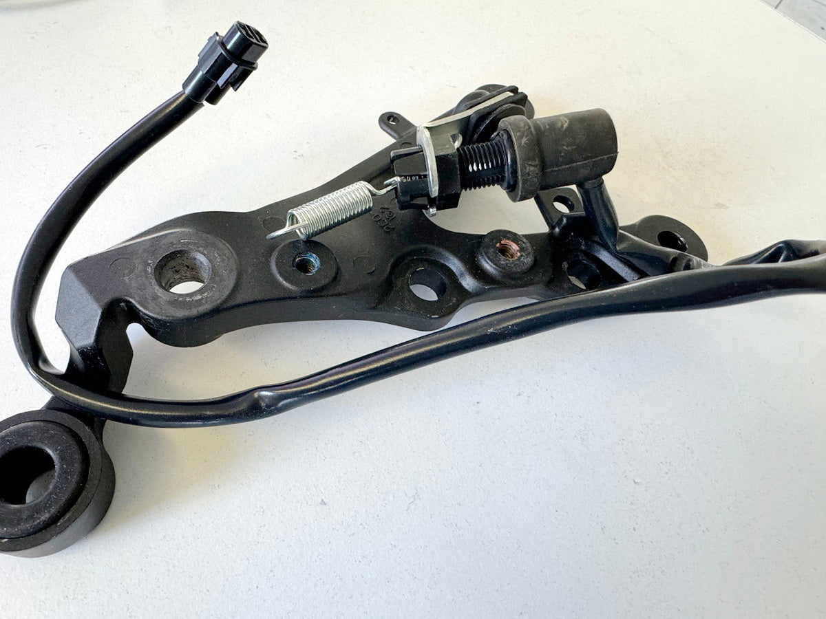 YAMAHA YZF R6 RJ11 RJ15 Footpeg Bracket Rider Right Holder Footrest 2C02744300