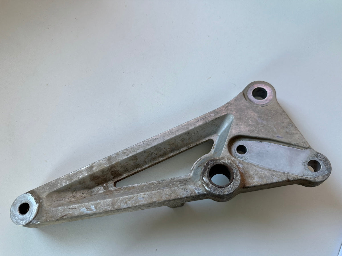 HONDA CB 250 TWO FIFTY MC26 Placa reposapiés lado derecho conductor Soporte reposapiés