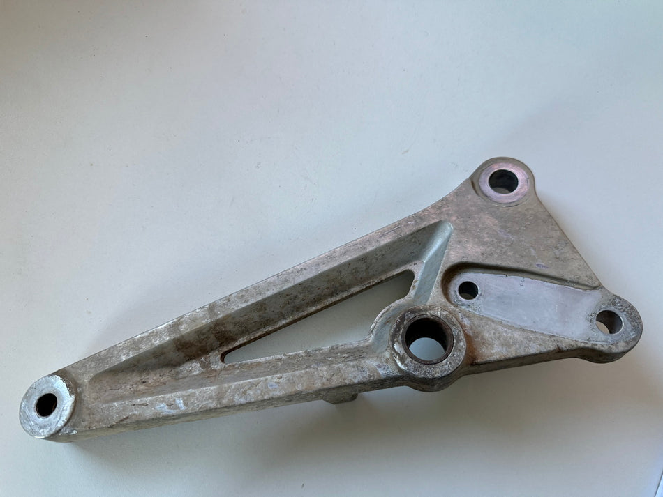 HONDA CB 250 TWO FIFTY MC26 Fußrastenplatte Fahrer rechts Halter Fußraste Träger