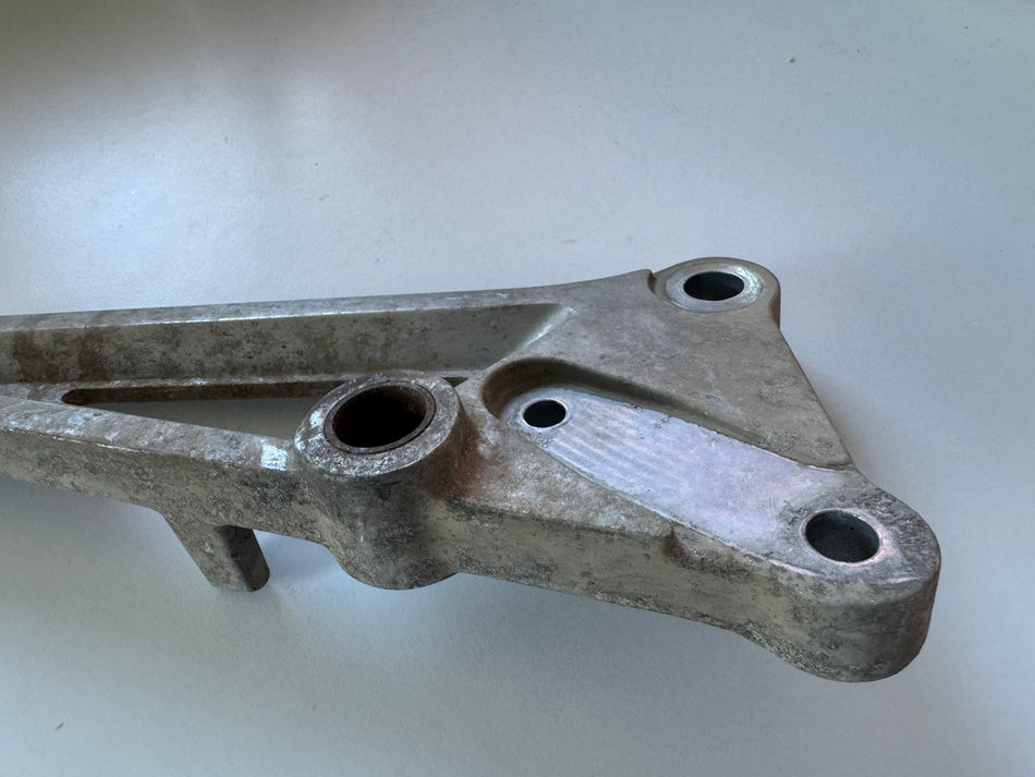 HONDA CB 250 TWO FIFTY MC26 Fußrastenplatte Fahrer rechts Halter Fußraste Träger