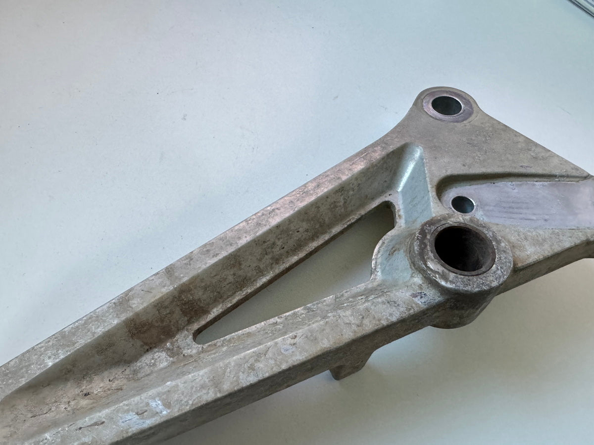 HONDA CB 250 TWO FIFTY MC26 Placa reposapiés lado derecho conductor Soporte reposapiés