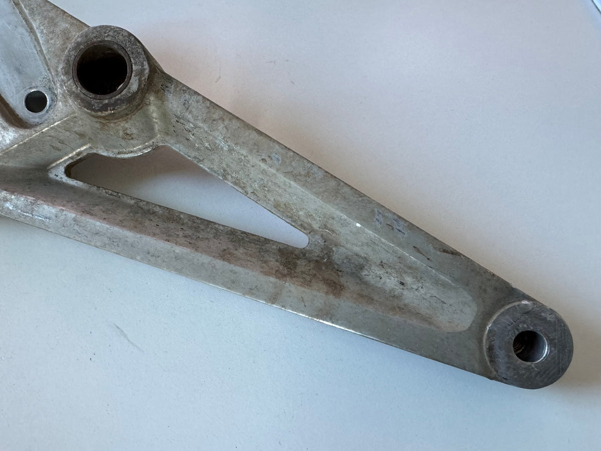 HONDA CB 250 TWO FIFTY MC26 Placa reposapiés lado derecho conductor Soporte reposapiés