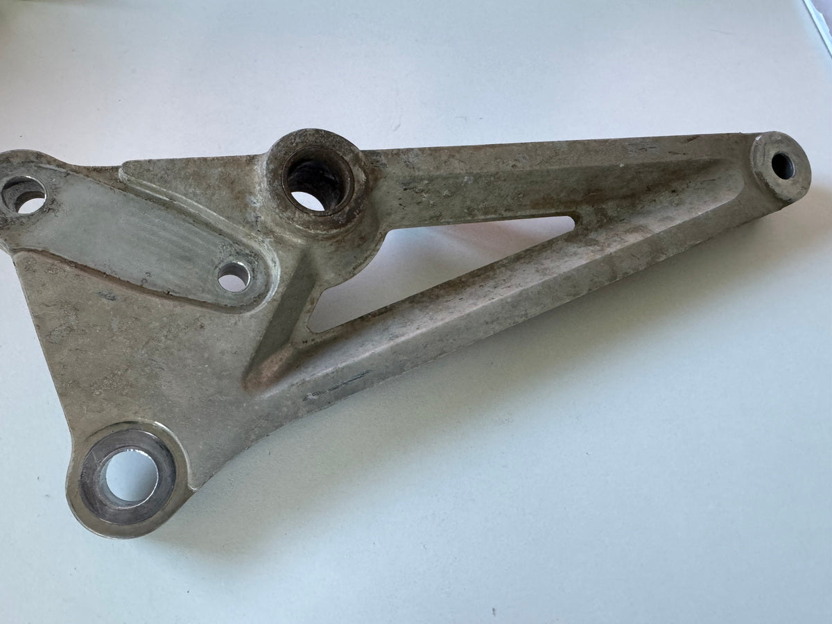 HONDA CB 250 TWO FIFTY MC26 Placa reposapiés lado derecho conductor Soporte reposapiés