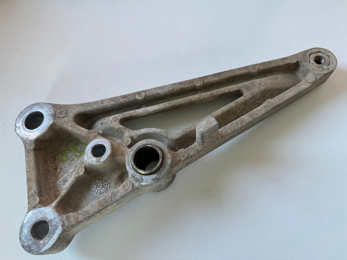 HONDA CB 250 TWO FIFTY MC26 Placa reposapiés lado derecho conductor Soporte reposapiés