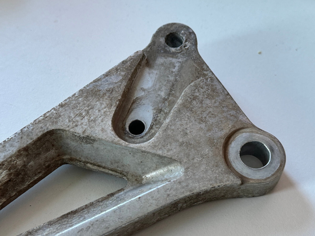 HONDA CB 250 TWO FIFTY MC26 Fußrastenplatte Fahrer links Halter Fußraste Träger