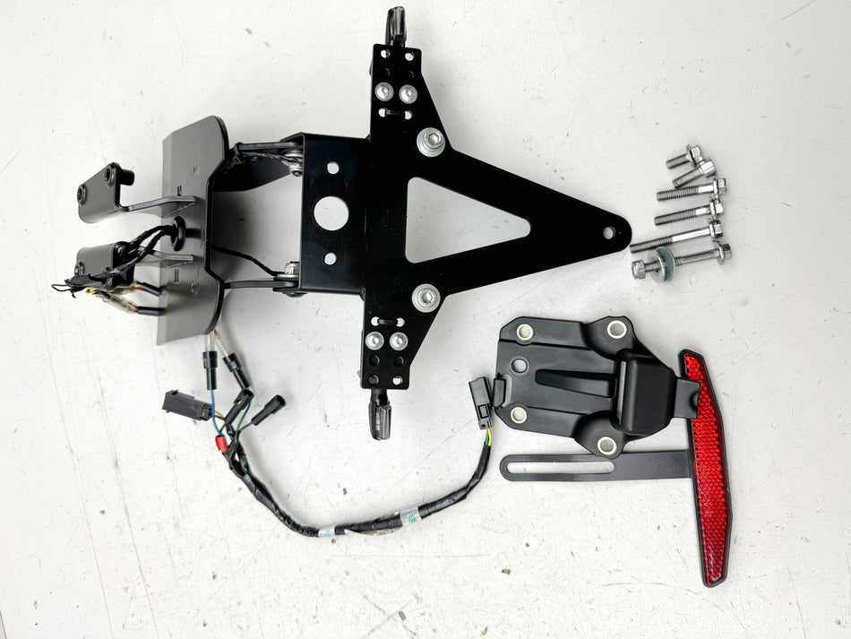 TRIUMPH SPEED TRIPLE 1050 R ABS NN01 Kennzeichenhalter Blinker LED verstellbar