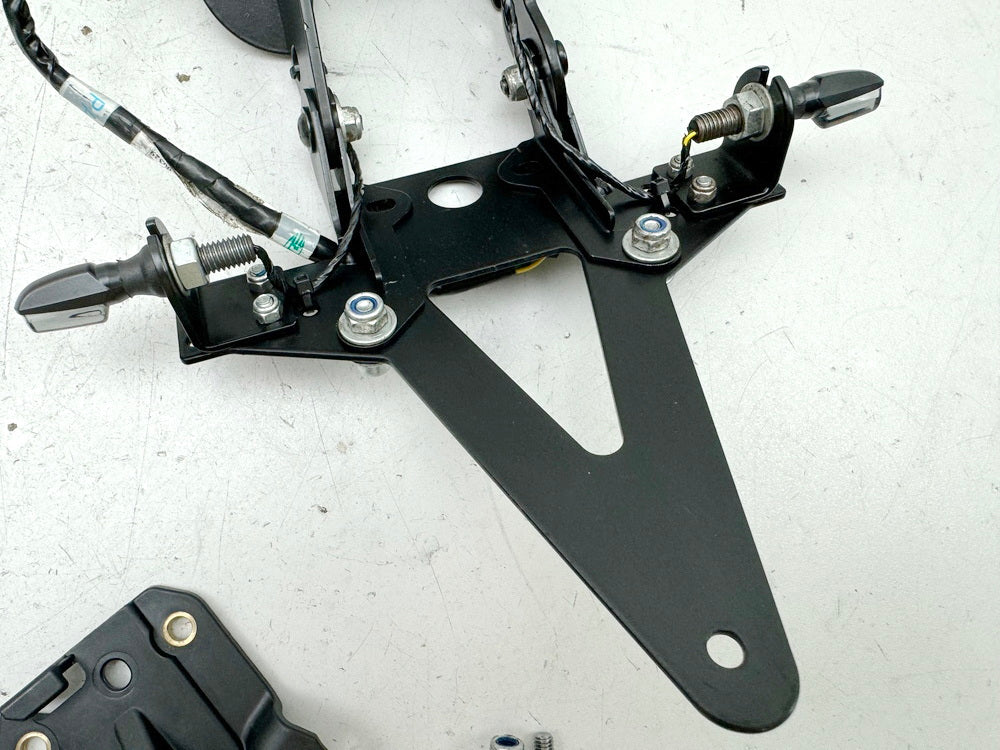 TRIUMPH SPEED TRIPLE 1050 R ABS NN01 license plate holder indicators LED adjustable