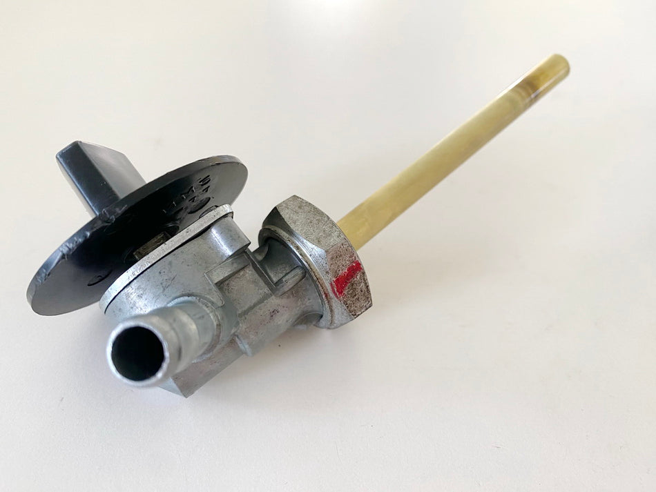HONDA NTV 650 RC33 REVERE Grifo de gasolina, grifo de combustible original para el depósito