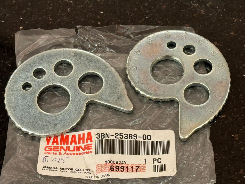YAMAHA DT WR TT original Kettenspanner 1 und 2 Hinterrad Felge hinten li re NEU
