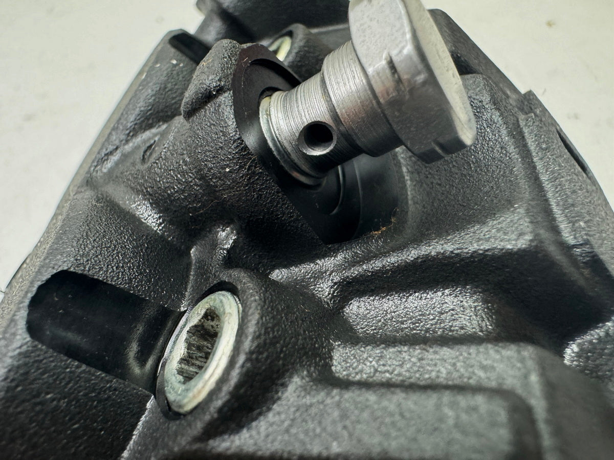 TRIUMPH SPEED TRIPLE 1050 R ABS NN01 Bremssattel hinten Bremskolben Bremsklötze