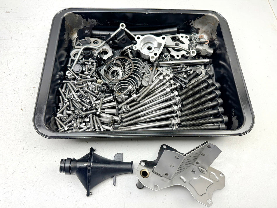 TRIUMPH SPEED TRIPLE 1050 R ABS NN01 Screws Nuts Small Parts for Engine