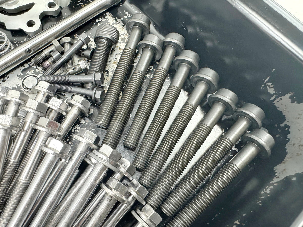TRIUMPH SPEED TRIPLE 1050 R ABS NN01 Screws Nuts Small Parts for Engine