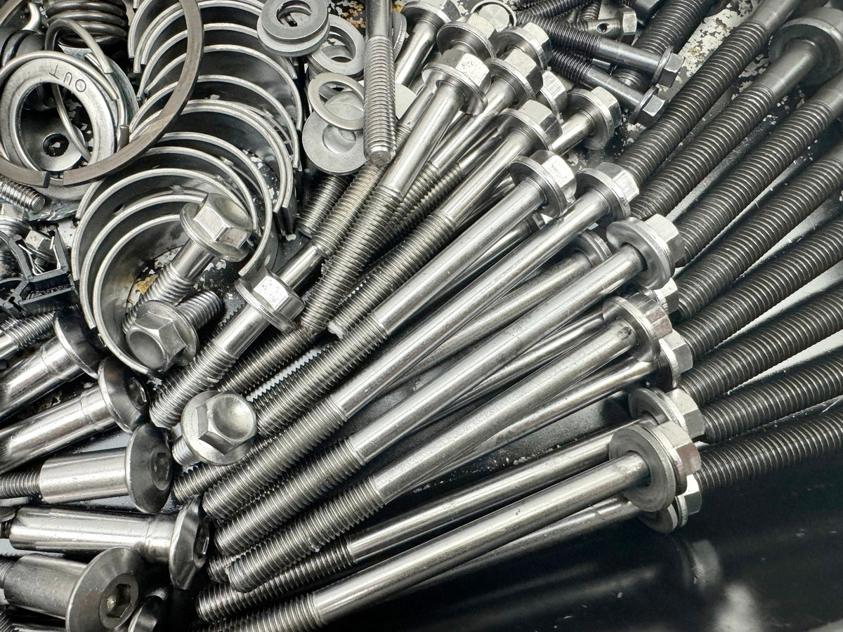 TRIUMPH SPEED TRIPLE 1050 R ABS NN01 Screws Nuts Small Parts for Engine