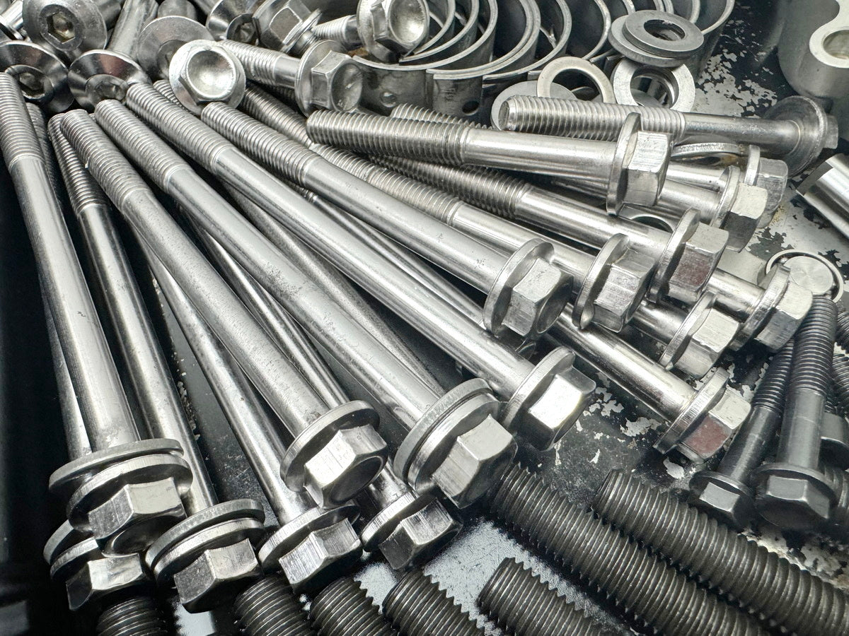 TRIUMPH SPEED TRIPLE 1050 R ABS NN01 Screws Nuts Small Parts for Engine