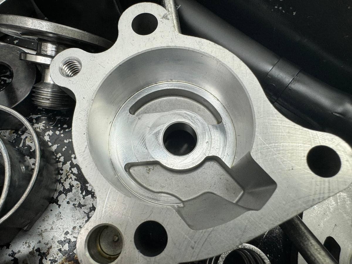 TRIUMPH SPEED TRIPLE 1050 R ABS NN01 Screws Nuts Small Parts for Engine
