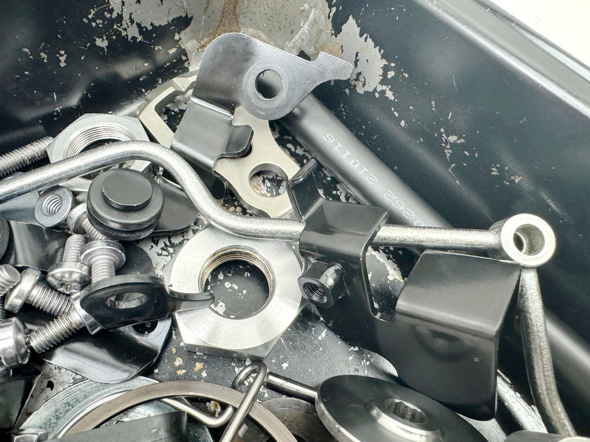 TRIUMPH SPEED TRIPLE 1050 R ABS NN01 Screws Nuts Small Parts for Engine