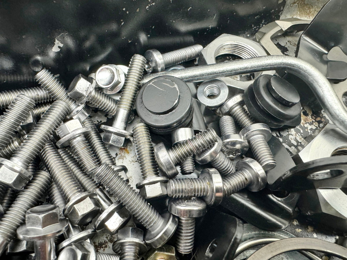 TRIUMPH SPEED TRIPLE 1050 R ABS NN01 Screws Nuts Small Parts for Engine