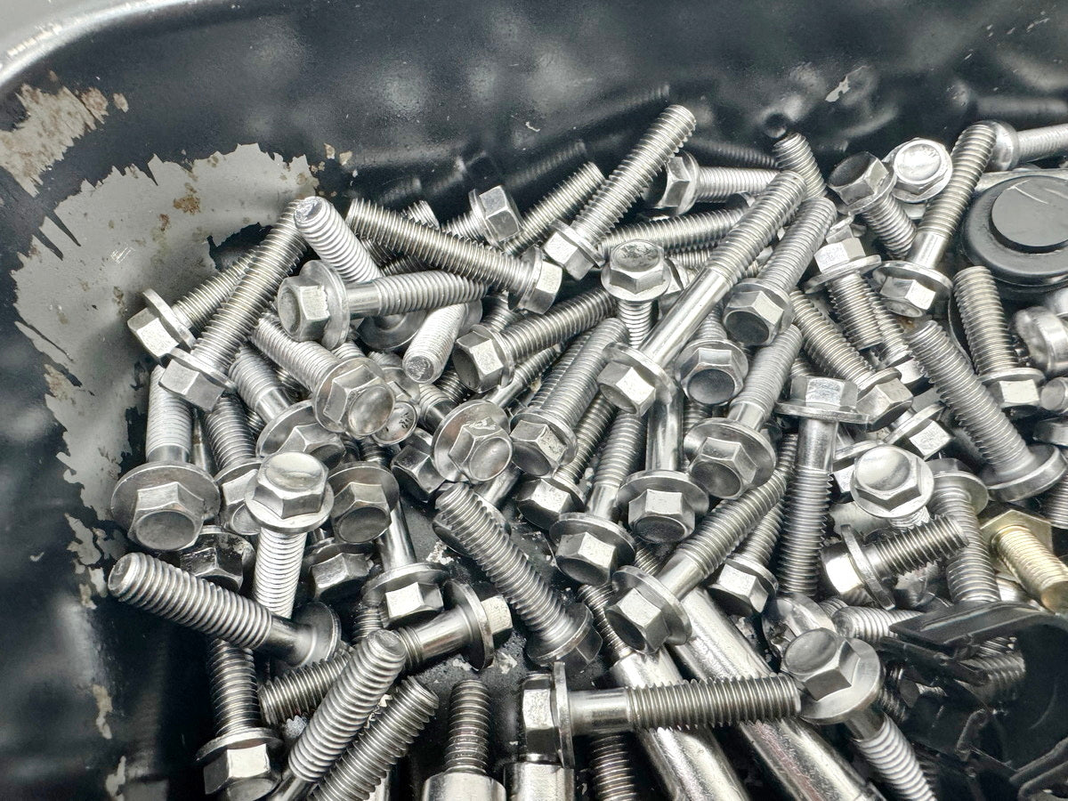 TRIUMPH SPEED TRIPLE 1050 R ABS NN01 Screws Nuts Small Parts for Engine
