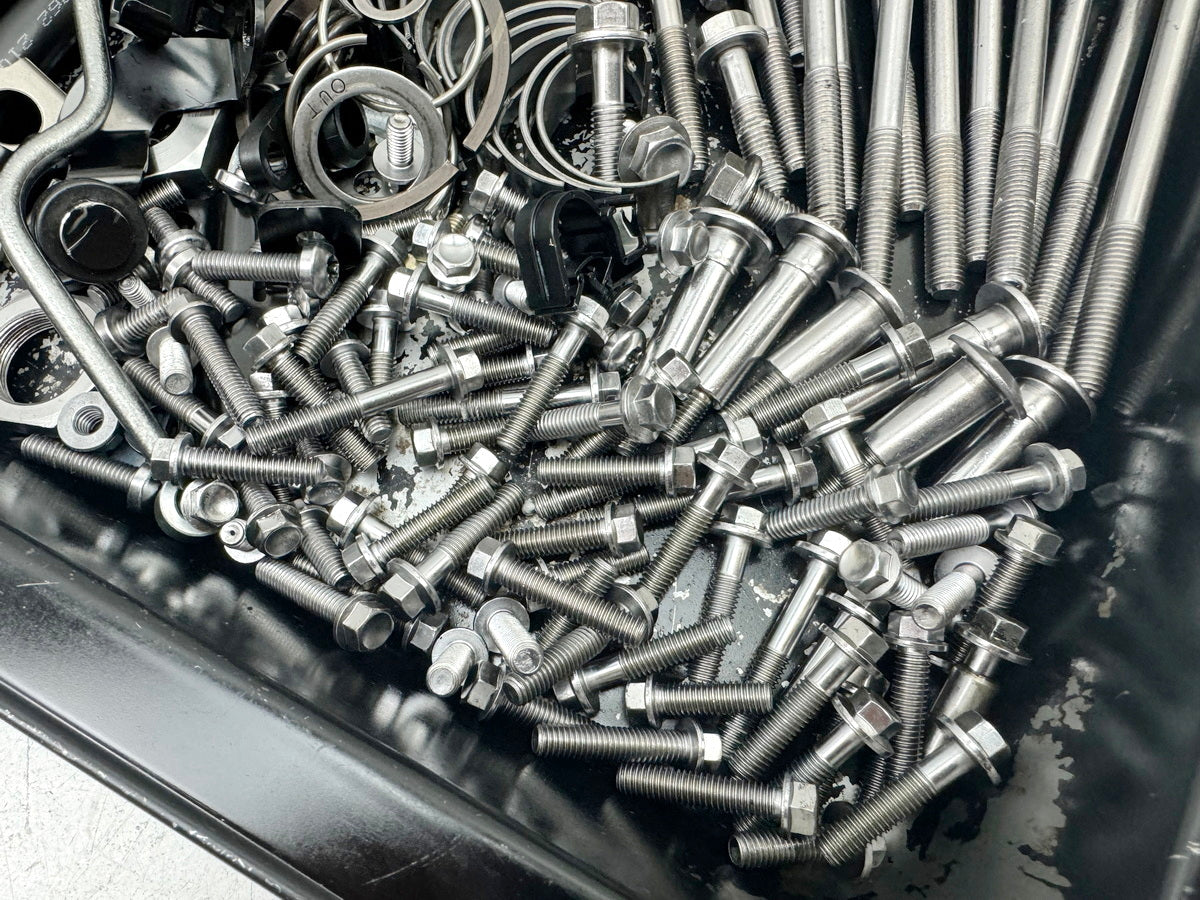 TRIUMPH SPEED TRIPLE 1050 R ABS NN01 Screws Nuts Small Parts for Engine