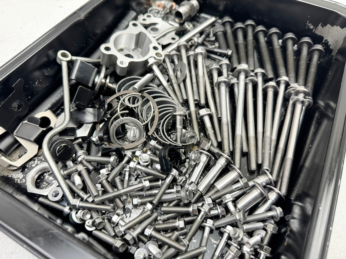 TRIUMPH SPEED TRIPLE 1050 R ABS NN01 Screws Nuts Small Parts for Engine