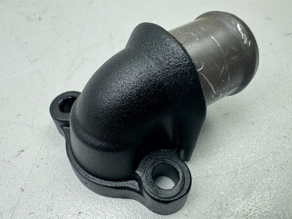 TRIUMPH SPEED TRIPLE 1050 R ABS NN01 Anschluß Stutzen für Kühlerschlauch Winkel
