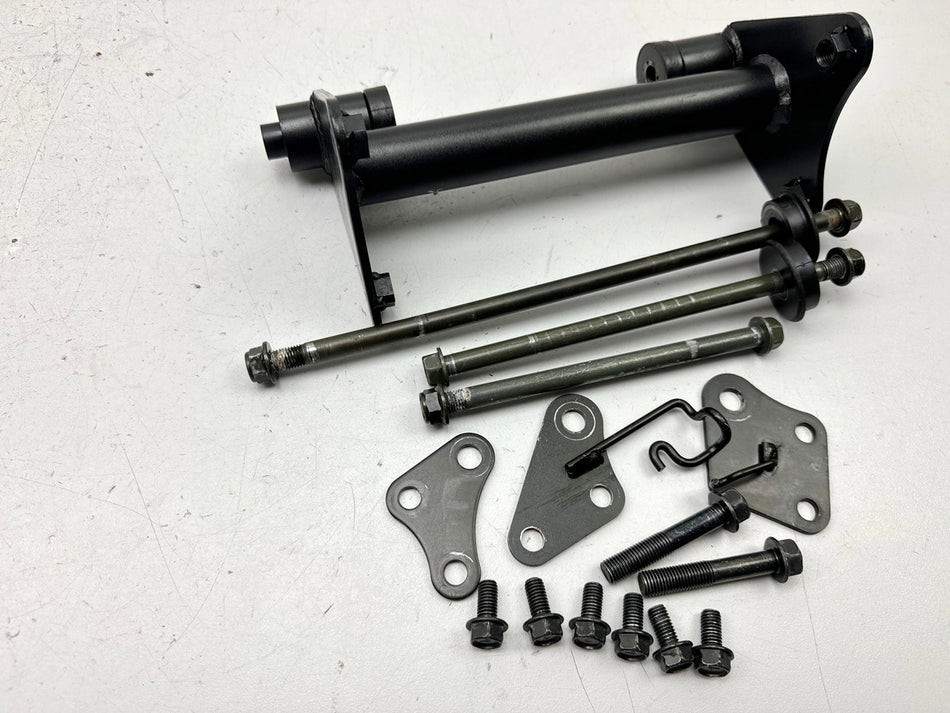 KAWASAKI VN900 B 11A CLASSIC Halterung Motor Bügel Schrauben Achse Motorhalter