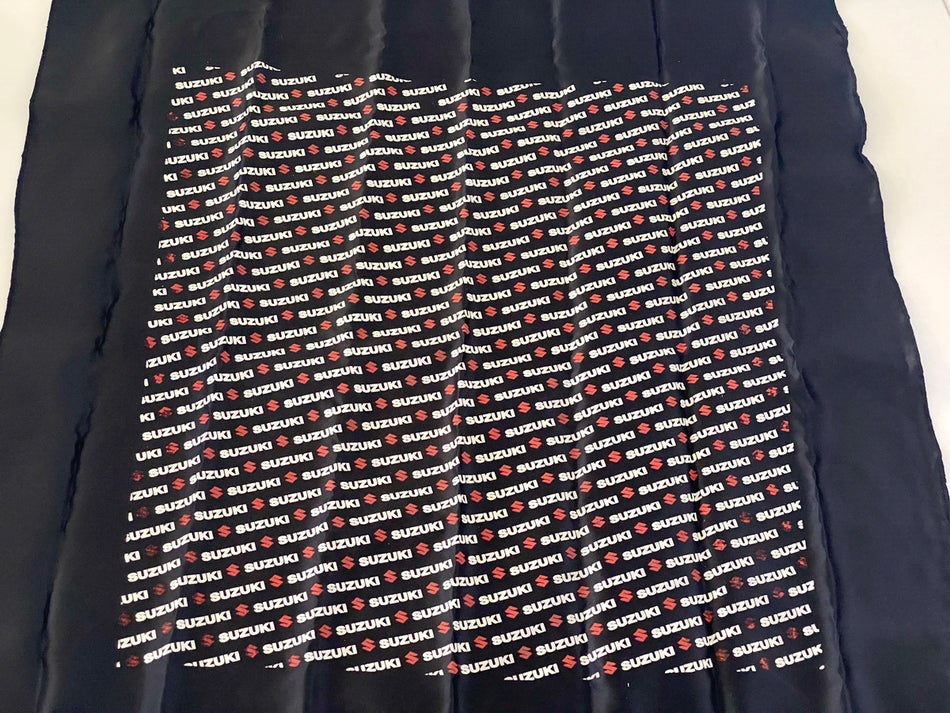 Suzuki Pañuelo Bandana Moto Satén original aprox. 60 cm x 67 cm - NUEVO
