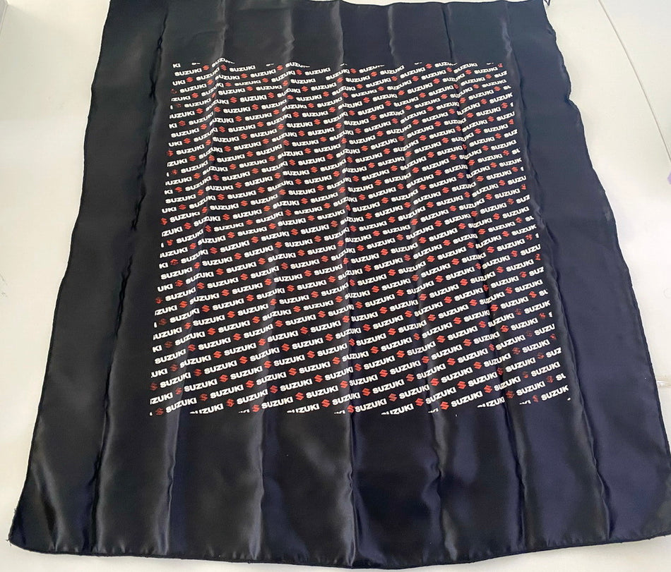 Suzuki Pañuelo Bandana Moto Satén original aprox. 60 cm x 67 cm - NUEVO