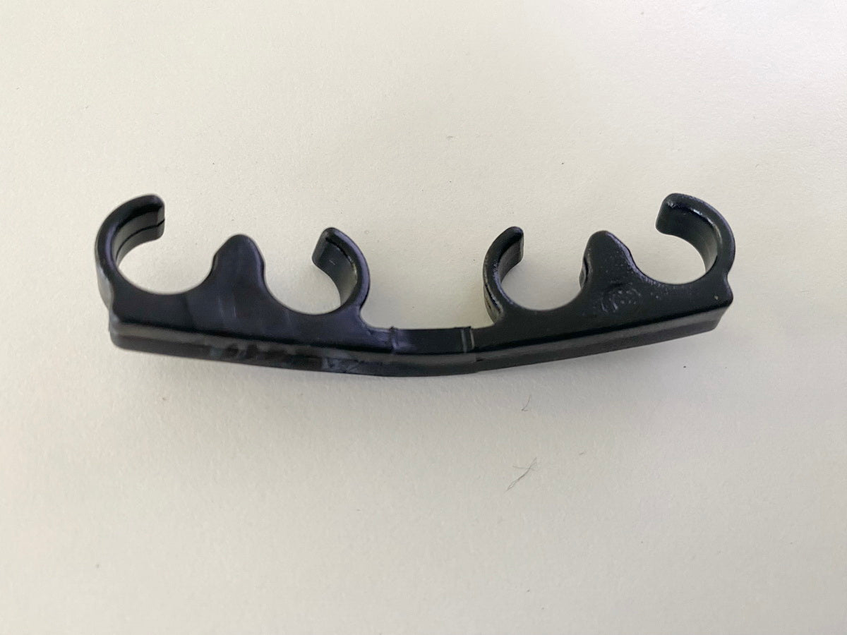 YAMAHA Schelle Kraftstoffrohr 1 Kabelhalter Rohrclip Abstandshalter original NEU