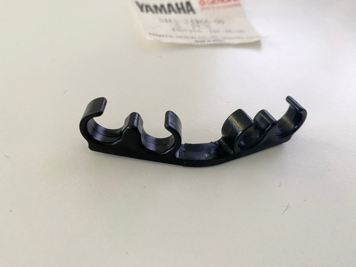 YAMAHA Schelle Kraftstoffrohr 1 Kabelhalter Rohrclip Abstandshalter original NEU
