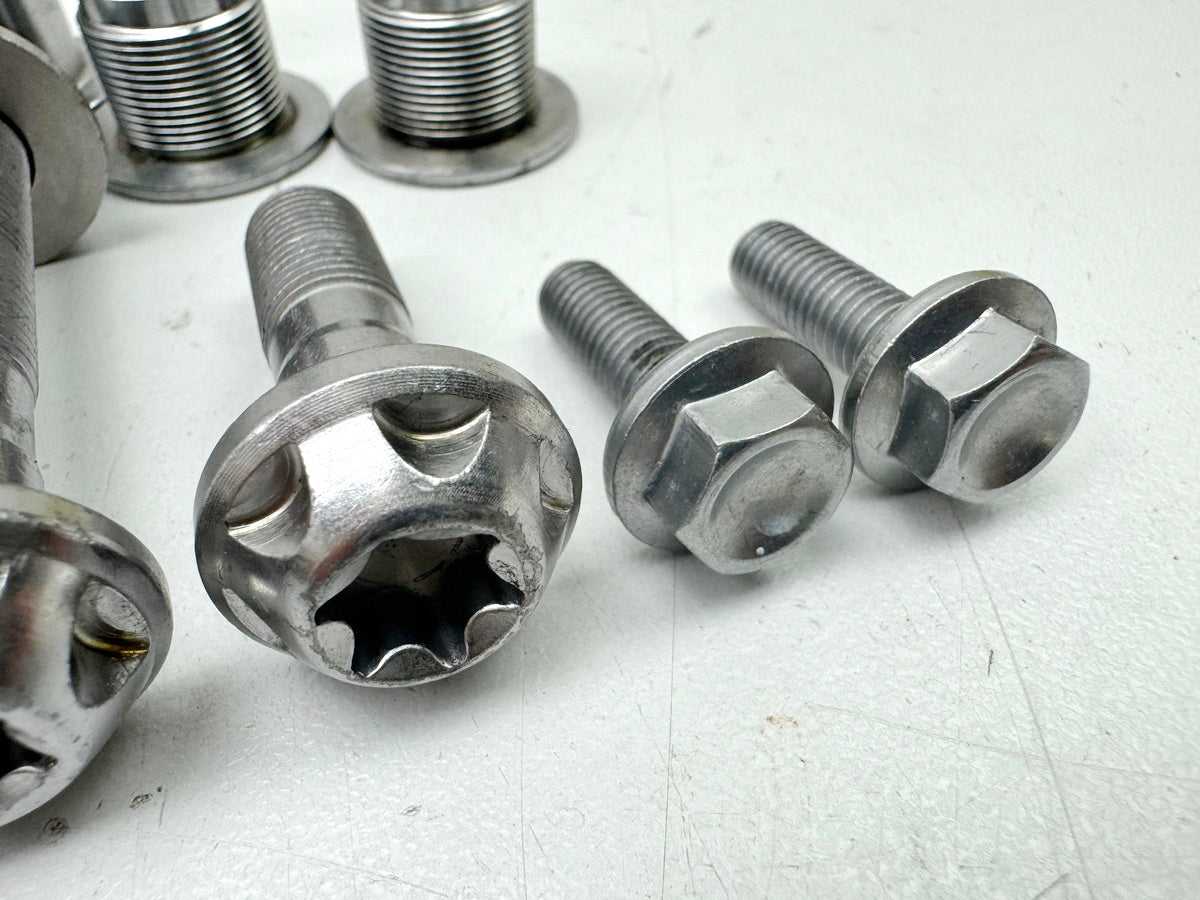 TRIUMPH SPEED TRIPLE 1050 R ABS NN01 Bracket Engine Screws Adjuster Nut