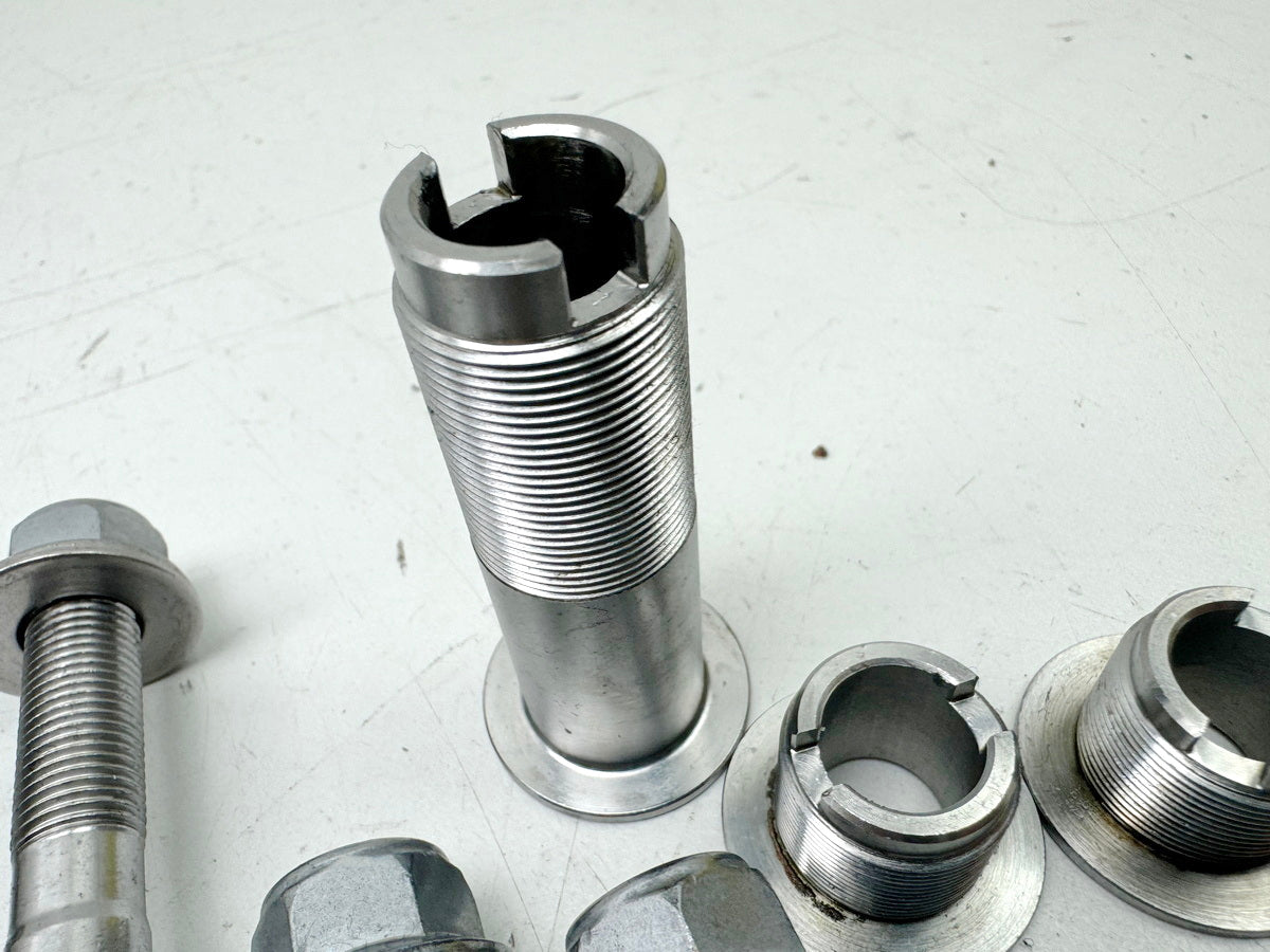 TRIUMPH SPEED TRIPLE 1050 R ABS NN01 Bracket Engine Screws Adjuster Nut
