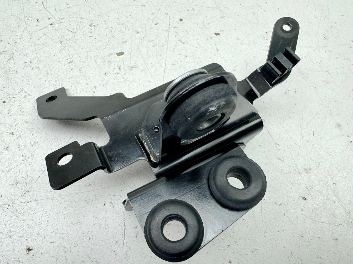 TRIUMPH SPEED TRIPLE 1050 R ABS NN01 Halterung ABS Pumpe Träger Halteplatte