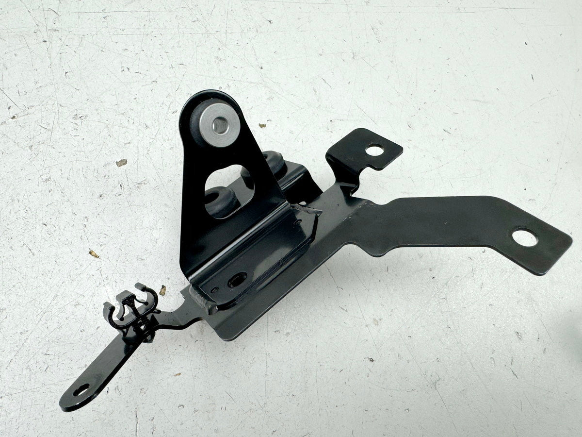 TRIUMPH SPEED TRIPLE 1050 R ABS NN01 Halterung ABS Pumpe Träger Halteplatte