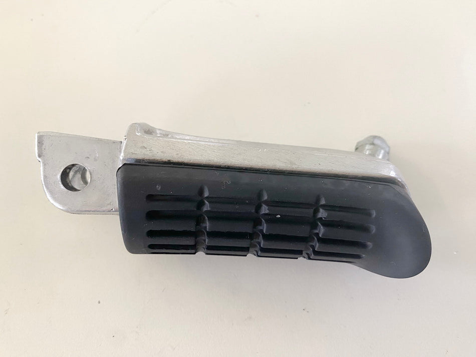 HONDA NTV 650 RC33 REVERE Reposapiés derecho delantero del conductor