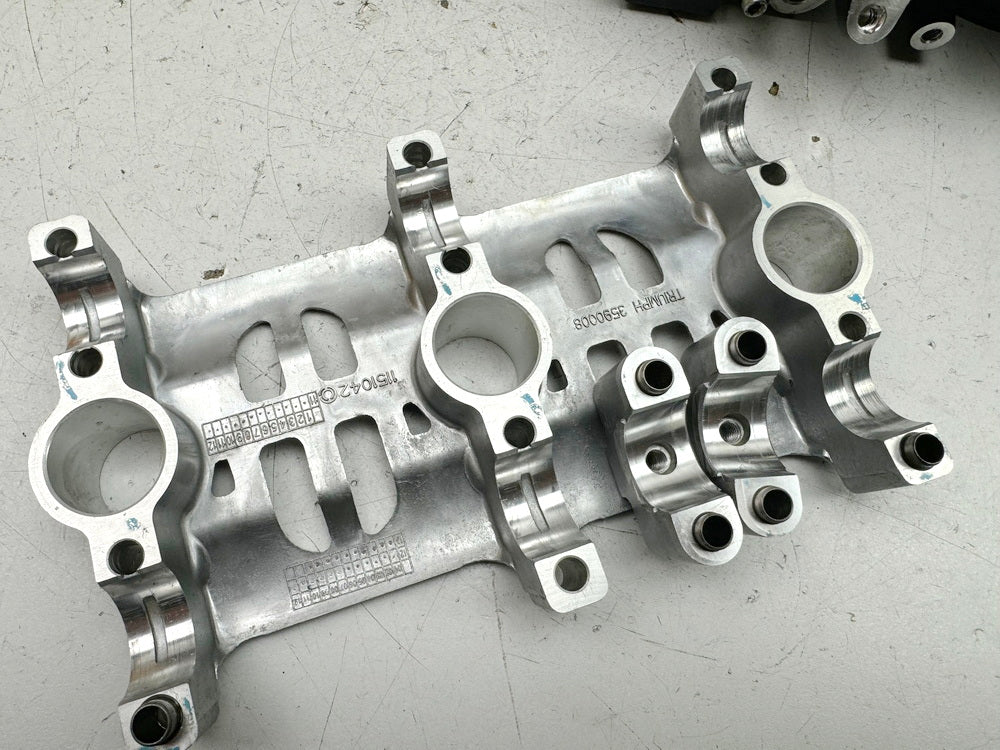 TRIUMPH SPEED TRIPLE 1050 R ABS NN01 Cylinder Head Bearing Block Valves for Engine