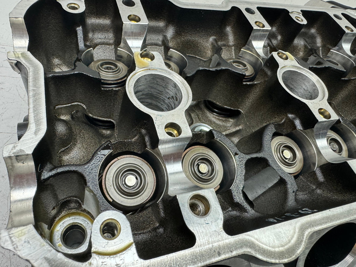 TRIUMPH SPEED TRIPLE 1050 R ABS NN01 Cylinder Head Bearing Block Valves for Engine