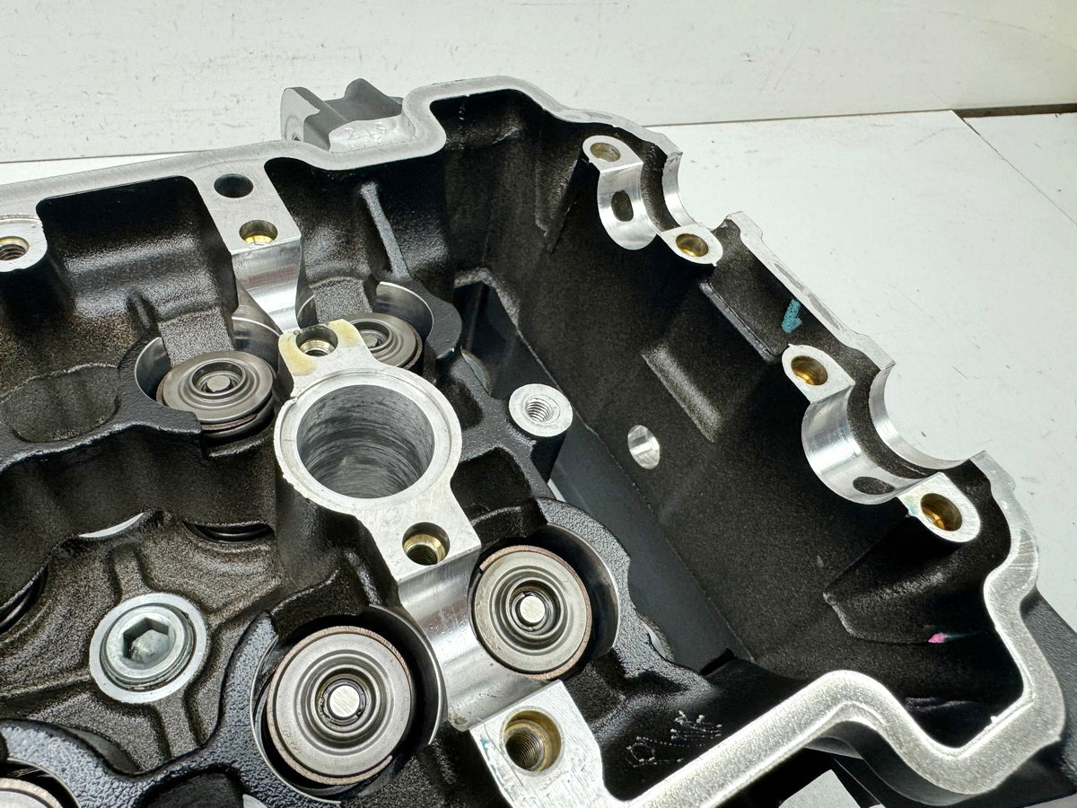 TRIUMPH SPEED TRIPLE 1050 R ABS NN01 Cylinder Head Bearing Block Valves for Engine