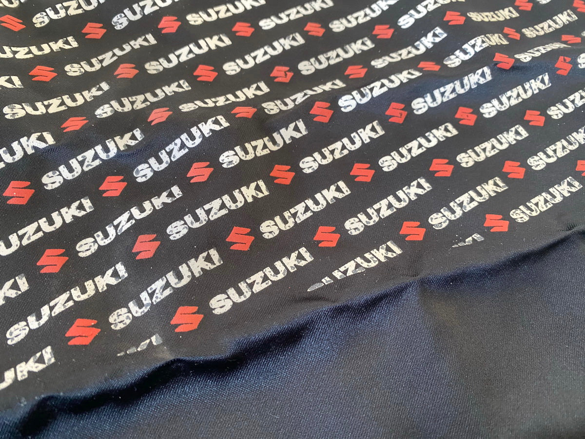 Suzuki Bufanda Pañuelo de cuello de moto satén original aprox. 65 cm x 68 cm - NUEVO