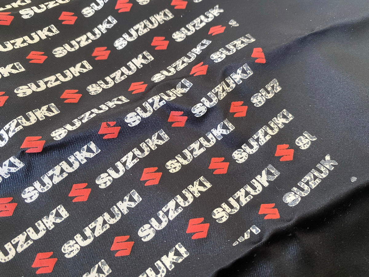 Suzuki Bufanda Pañuelo de cuello de moto satén original aprox. 65 cm x 68 cm - NUEVO