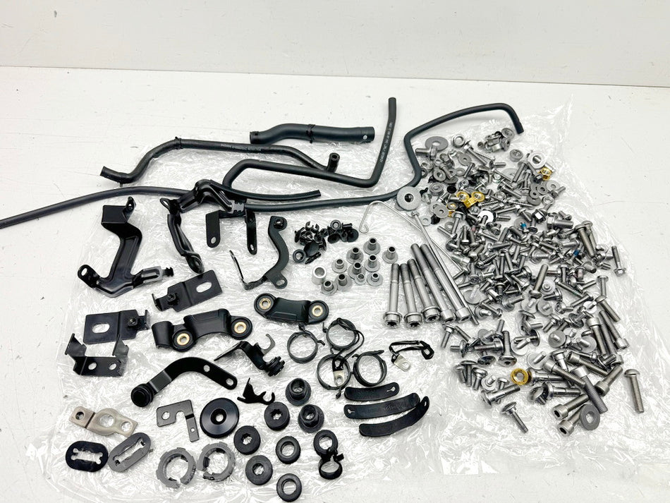 TRIUMPH SPEED TRIPLE 1050 R ABS NN01 Schrauben Muttern Kleinteile für Rahmen