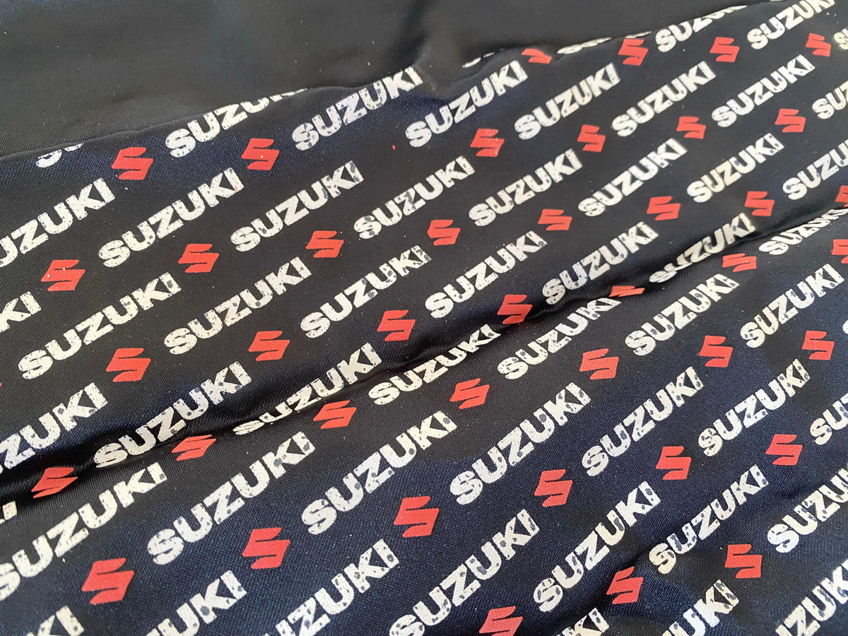 Suzuki Bufanda Pañuelo de cuello de moto satén original aprox. 65 cm x 68 cm - NUEVO