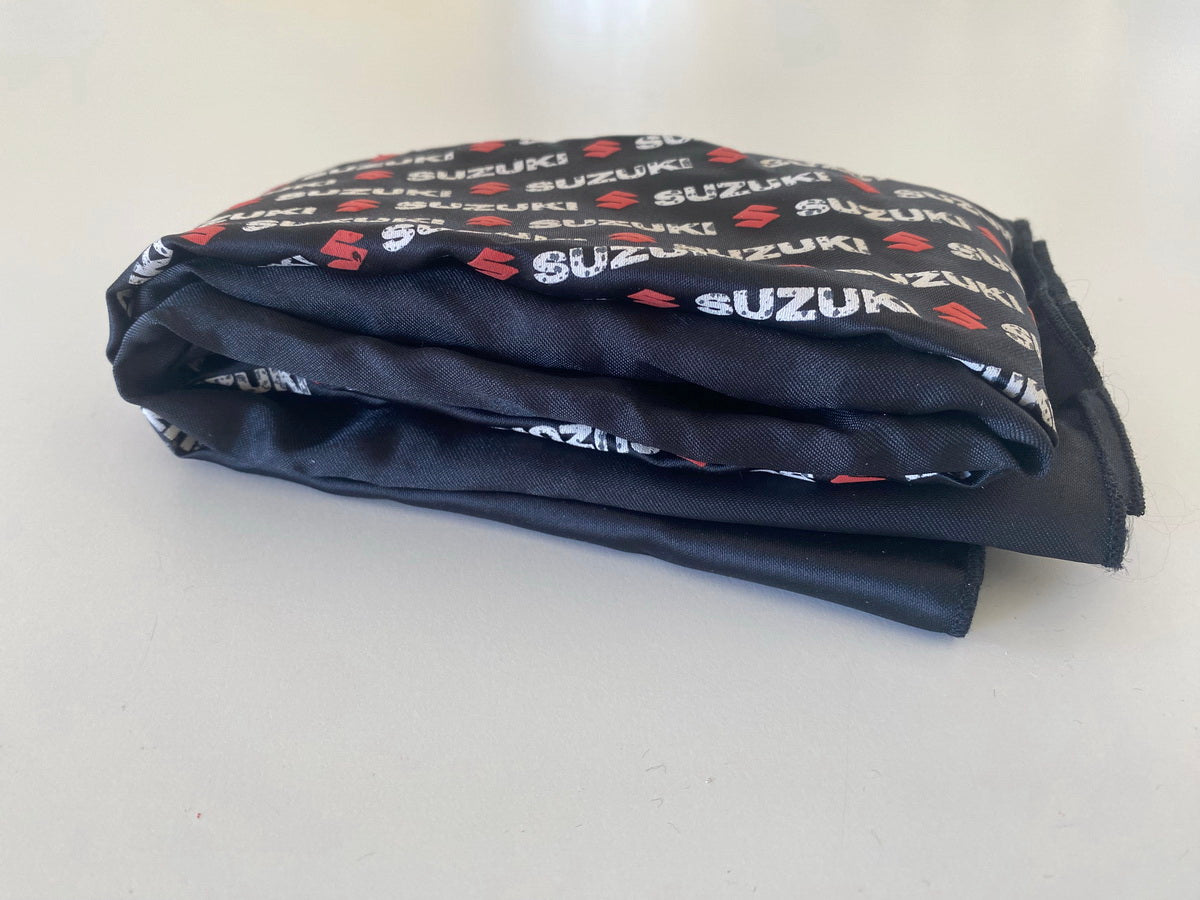 Suzuki Bufanda Pañuelo de cuello de moto satén original aprox. 65 cm x 68 cm - NUEVO