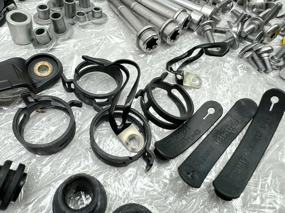 TRIUMPH SPEED TRIPLE 1050 R ABS NN01 Screws Nuts Small Parts for Frame