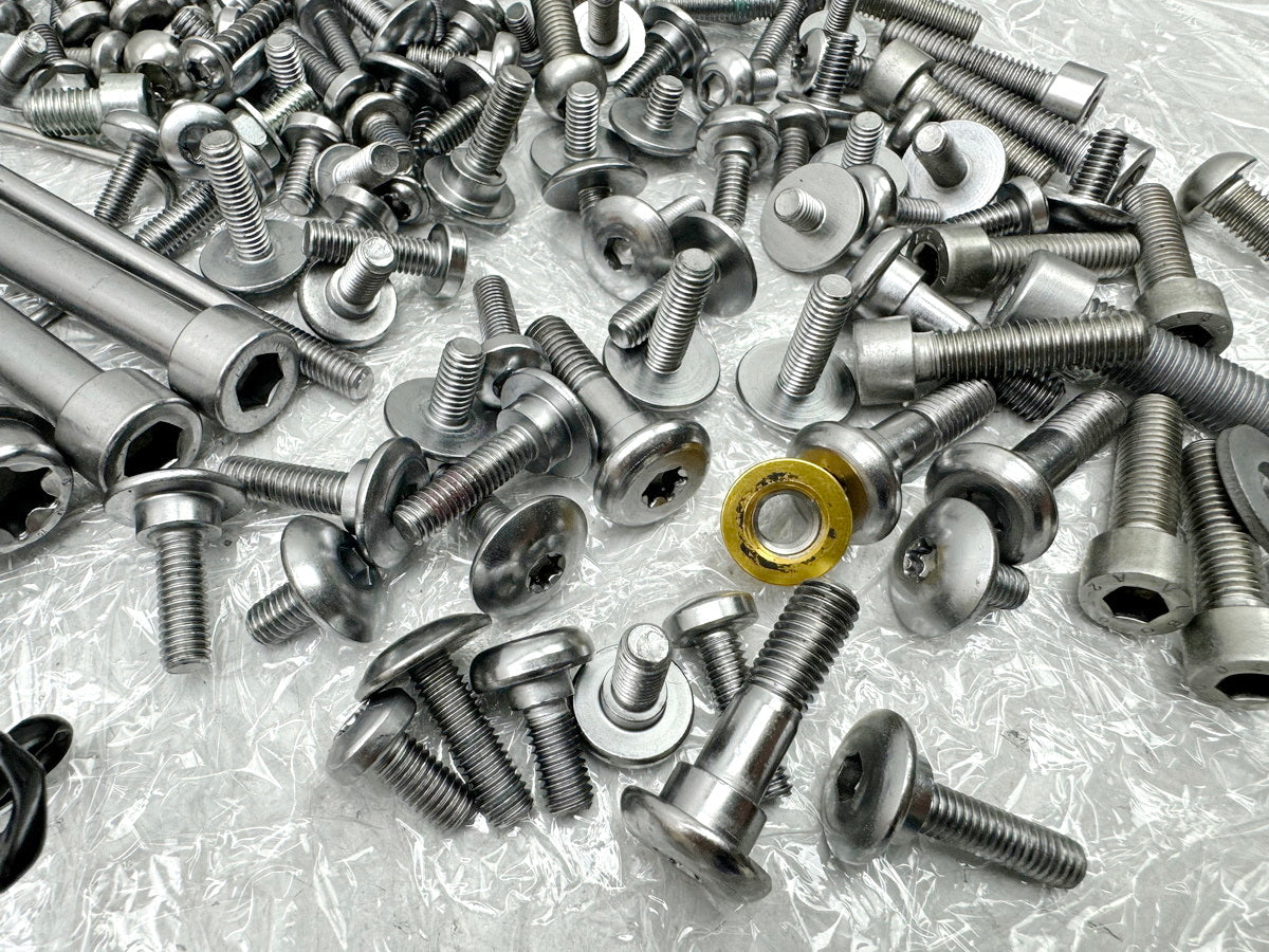 TRIUMPH SPEED TRIPLE 1050 R ABS NN01 Screws Nuts Small Parts for Frame