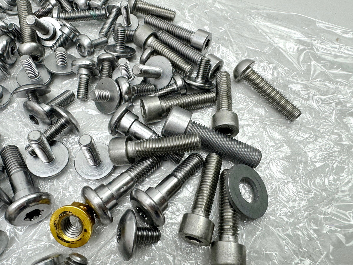 TRIUMPH SPEED TRIPLE 1050 R ABS NN01 Screws Nuts Small Parts for Frame