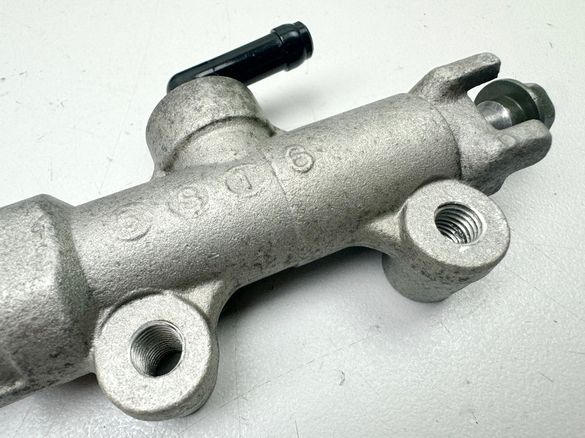 KAWASAKI ZX-10R ZXT00D Bremszylinder hinten Bremspumpe Fußbremszylinder 06-07