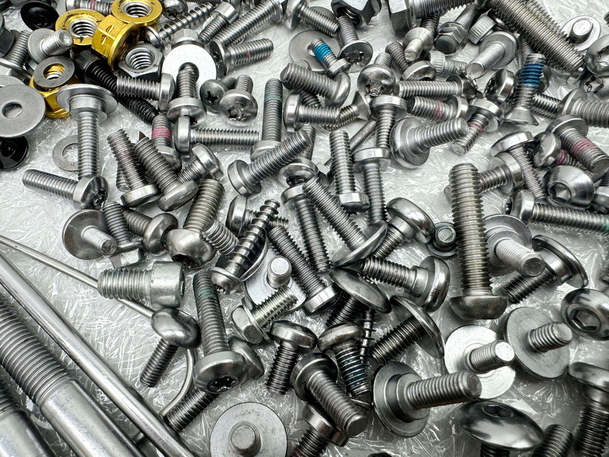 TRIUMPH SPEED TRIPLE 1050 R ABS NN01 Screws Nuts Small Parts for Frame