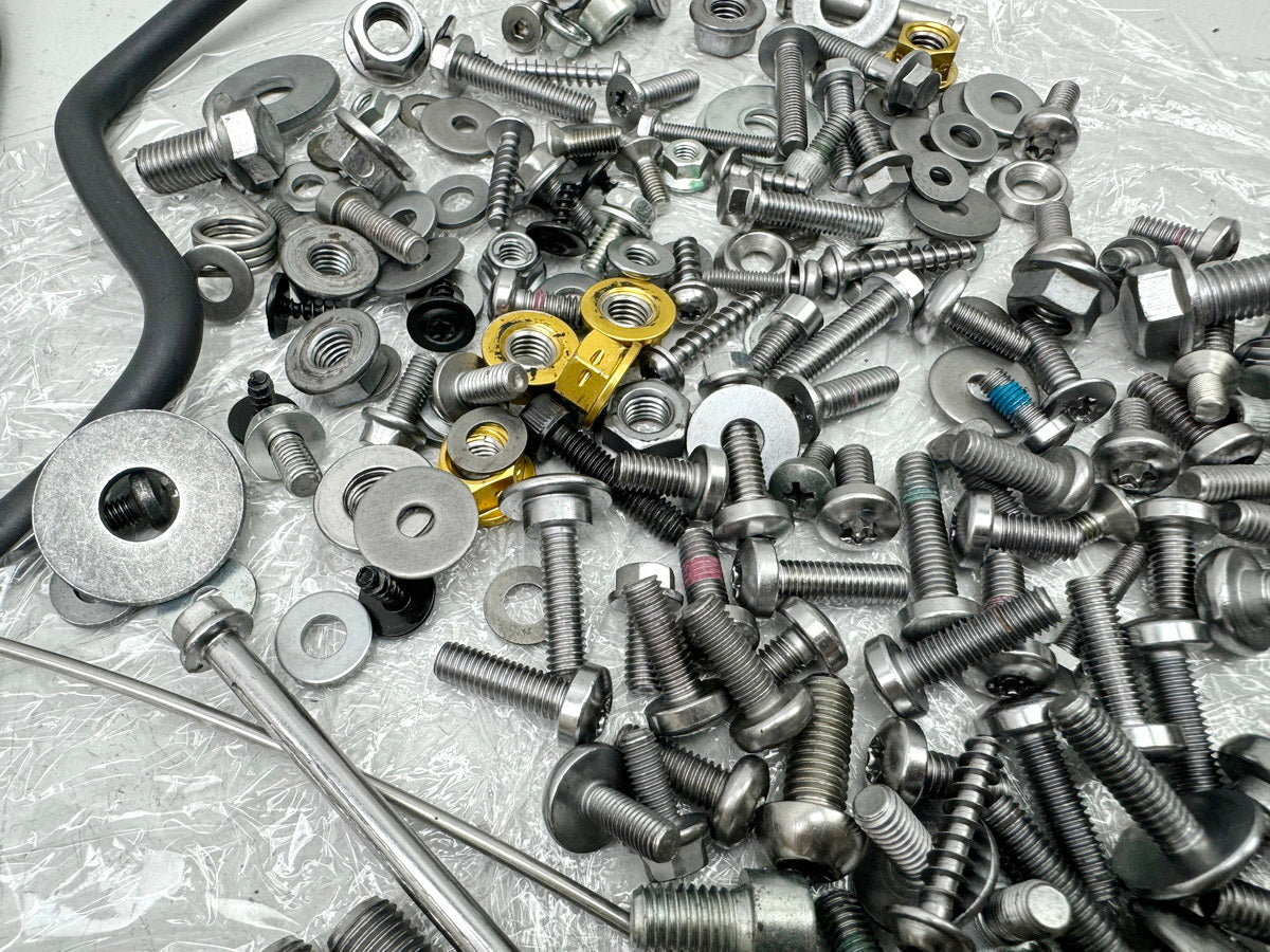 TRIUMPH SPEED TRIPLE 1050 R ABS NN01 Screws Nuts Small Parts for Frame